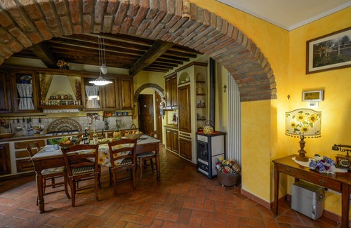 Ferretto Villa | Villa en una zona montañosa rodeada de vegetación con piscina y vistas impresionantes.