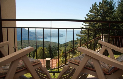 Premeno Casa | Villa en un lugar soleado en una gran propiedad con vistas panorámicas del lago, de bajo costo