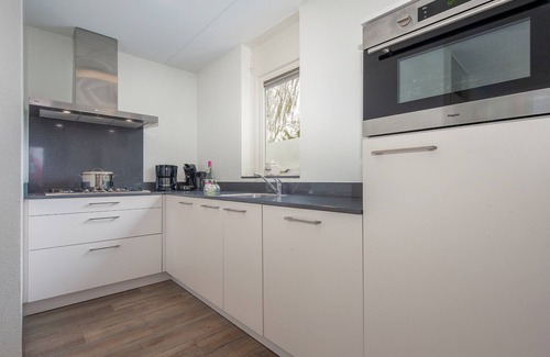 Arcen Villa | Villa en Arcen con baño y microondas combinado.
