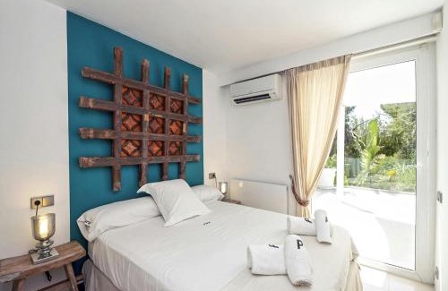 Sant Josep de sa Talaia Casa | Villa in Es Cubells with Infinity Pool & Views