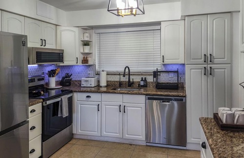 Central Corals Villa | Villa in Fort Lauderdale Waterfront Heated Salt Pool Tiki Free EV charging Kayak