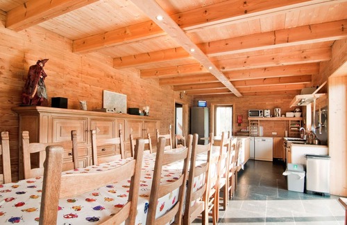 Freineux Cabina | Spacious Villa With Games