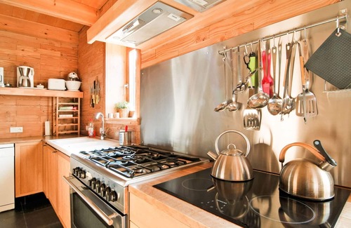 Freineux Cabina | Spacious Villa With Games