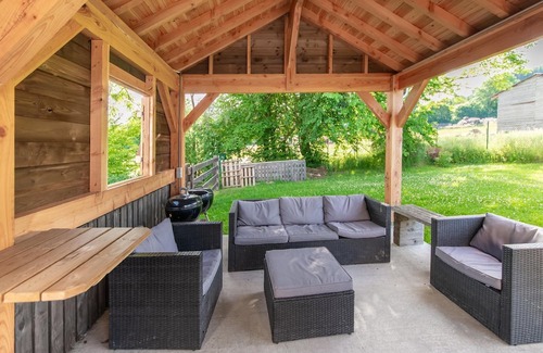 Freineux Cabina | Spacious Villa With Games