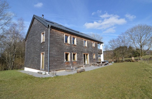Freineux Cabina | Spacious Villa With Games