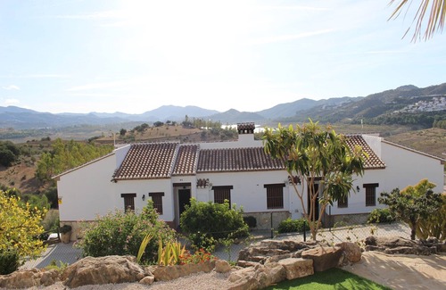 Viñuela Cabaña | Villa en Málaga cerca de la costa