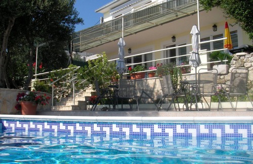 Podgora Apartamento | Villa en Podgora con piscina, vista al mar, ubicación tranquila, para 2-6 personas, WiFiIV gratis