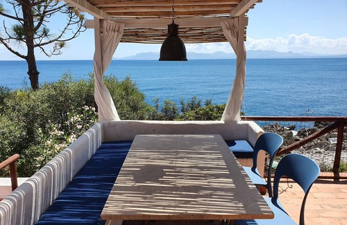 Zarbo di Mare Villa | Villa a 20 metros del mar, rodeada de naturaleza, 3 dormitorios, 2 baños, jardín