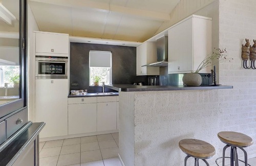 Uden Casa | Bungalow With a Terrace at Bedafse Bergen