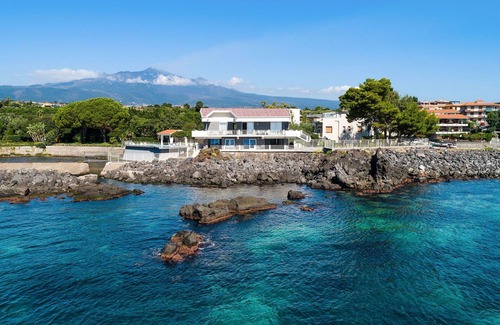 Stazzo Villa | Villa en Stazzo con 8 habitaciones, capacidad 16