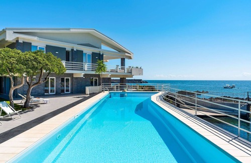 Stazzo Villa | Villa en Stazzo con 8 habitaciones, capacidad 16