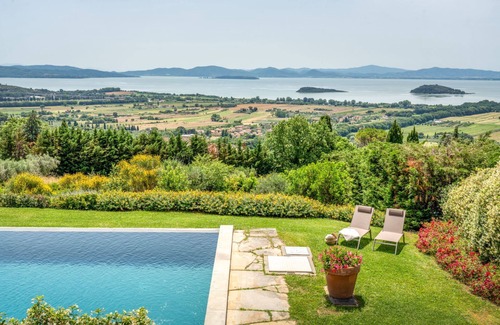 Tuoro sul Trasimeno Villa | Villa en Tuoro Sul Trasimeno con 7 habitaciones, capacidad 14