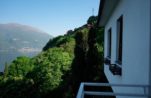 Perledo Villa | Villa en Perledo con la vista más espectacular y un hermoso jardín.