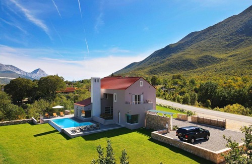 Tucepi Villa | Villa en Župa con Piscina Infinita y Vistas Biokovo