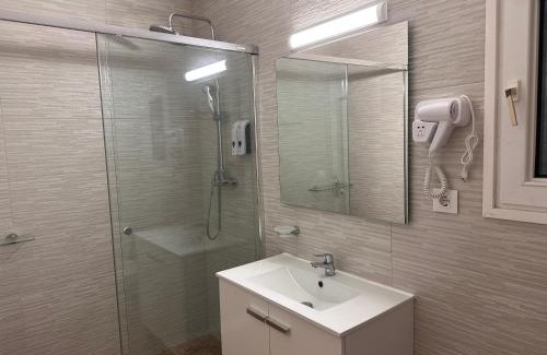Pineda de Mar Cama Y Desayuno | Villa IRI Habitación N 2 con un baño compartido , balcón