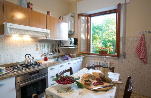 Castiglione di Garfagnana Villa | Casa Massimo, piscina privada en gran pueblo con restaurantes, horno de pizza, vino
