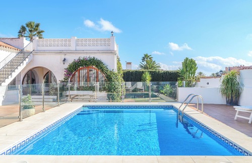Puerto de la Duquesa Villa | Villa 'Jardin Tropical' con piscina privada, jardín A/C y Wi-Fi