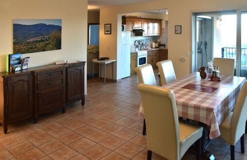 Laroque-des-Alberes Villa | Villa Josephine: en la ladera con vistas al mar, terraza, piscina y tenis