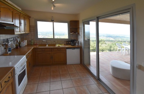 Laroque-des-Alberes Villa | Villa Josephine: en la ladera con vistas al mar, terraza, piscina y tenis