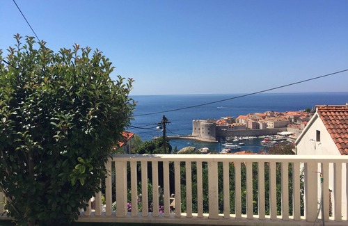Ploce Apartamento | Villa Julieta, tres dormitorios, terraza privada y piscina con vistas al mar