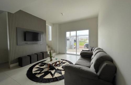 Balneario Gaivota Apartamento | Villa Kalani, Casa 03. Na quadra do mar