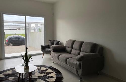 Balneario Gaivota Apartamento | Villa Kalani, Casa 03. Na quadra do mar