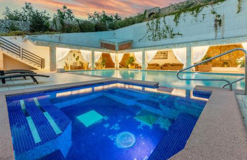Klanfari Villa | Villa Kalmar - Heated pool and spectacular sea view