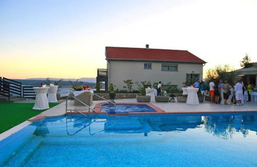 Klanfari Villa | Villa Kalmar - Heated pool and spectacular sea view