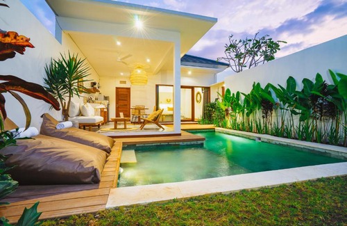 Beraban Apartamento | Villa Karina - Sumptuous 1BR Private Luxury Villa Walking Distance to Nyanyi Beach