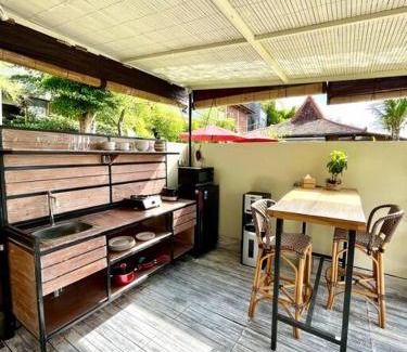 Peliatan Villa | Villa Kayu, a cozy 1 BR cabin with breathtaking paddy views