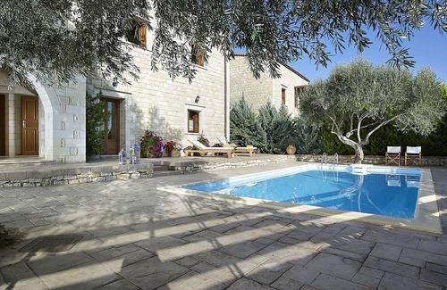 Vederi Villa | Lujosa y tradicional villa con paredes de piedra en Rethymno con piscina privada