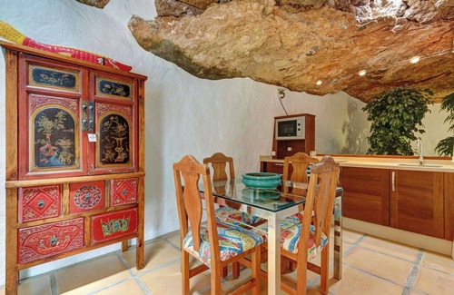 Teguise Cabaña | 'Villa La Cueva' con piscina compartida, terraza privada y Wi-Fi