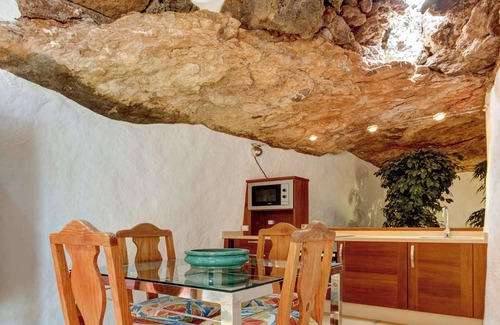 Teguise Cabaña | 'Villa La Cueva' con piscina compartida, terraza privada y Wi-Fi