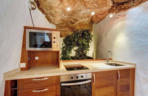 Teguise Cabaña | 'Villa La Cueva' con piscina compartida, terraza privada y Wi-Fi