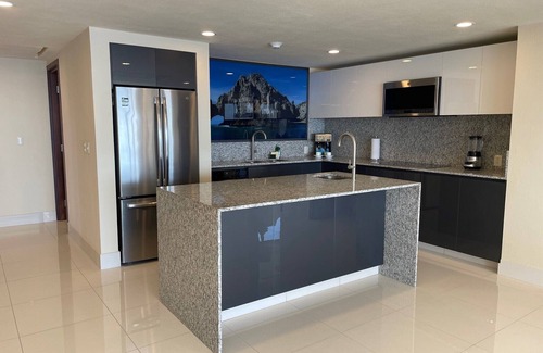 Chulavista Villa | Villa La Valencia 3 Bedroom Penthouse Oceanfront Suite - Overlooking the beach!