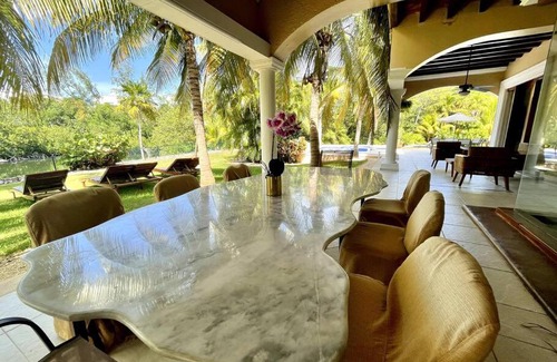 Zona Hotelera Villa | 5BR Waterfont Private Villa w/ Pool & Gardens