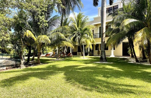 Zona Hotelera Villa | 5BR Waterfont Private Villa w/ Pool & Gardens