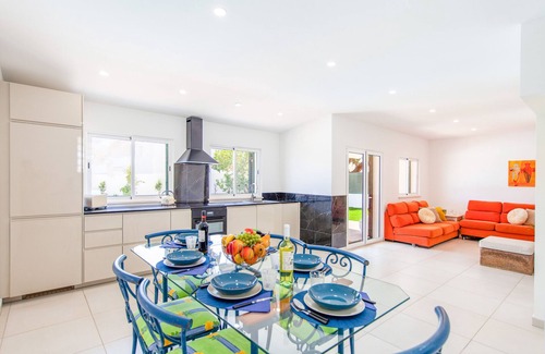 Montechoro Villa | Villa Laiya