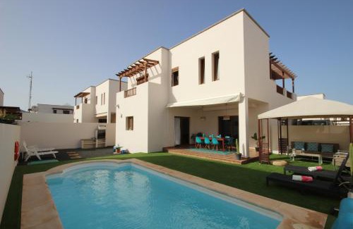 Costa Teguise Casa | Villa Las Caletas del Mar - Heated Pool