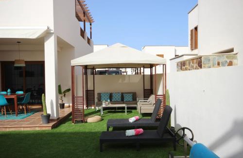 Costa Teguise Casa | Villa Las Caletas del Mar - Heated Pool