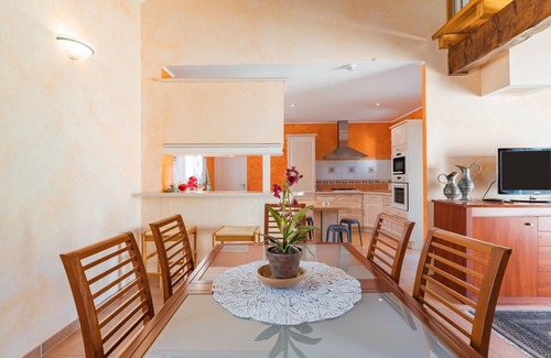 Cadenet Villa | Villa 'Le Verger Du Midi' con Piscina Compartida, Terraza Privada y Wi-Fi