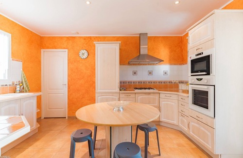 Cadenet Villa | Villa 'Le Verger Du Midi' con Piscina Compartida, Terraza Privada y Wi-Fi