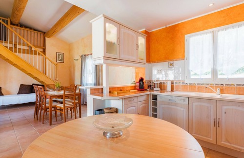 Cadenet Villa | Villa 'Le Verger Du Midi' con Piscina Compartida, Terraza Privada y Wi-Fi
