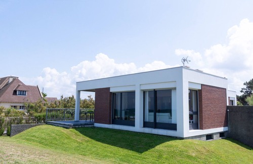 Ver-sur-Mer Villa | Villa les Sternes, beachfront with 180° sea view