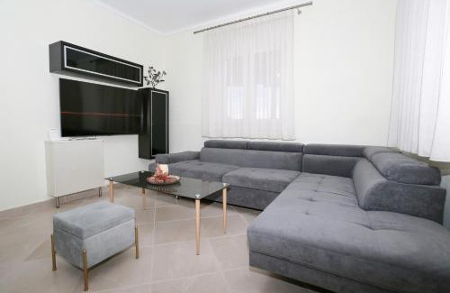 Nea Propontida Villa | Villa Liana , private Villa with pool and garden