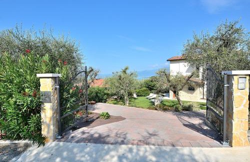Cisano Villa | Villa Lisi With Pool