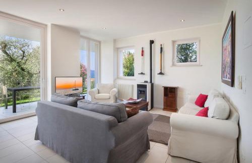 Cisano Villa | Villa Lisi With Pool