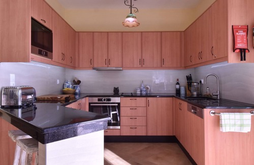 Petaleia Villa | Villa Loukia: a poca distancia de Kassiopi, piscina climatizada, villa de lujo de 3 dormitorios / baño