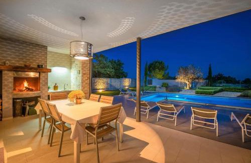 Jursici Villa | Villa Lounge Kapelana with Private Pool, Basketball, Volleyball & Football