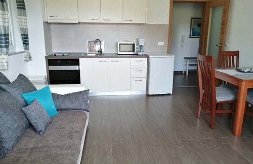 Cesarica Apartamento | Villa Luce. Nuevo apartamento espacioso 70 m del mar, con vistas al mar en Karlobag.